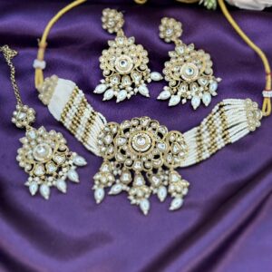 Pearl white and golden necklace